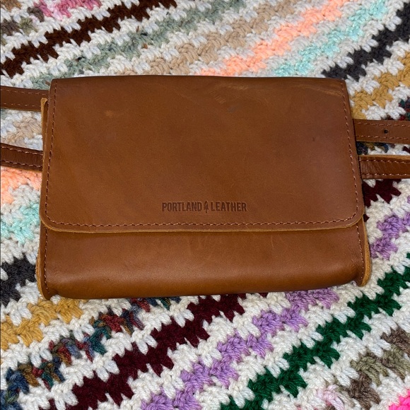 Portland leather good almost perfect belt bag crossbody - Picture 3 of 7
